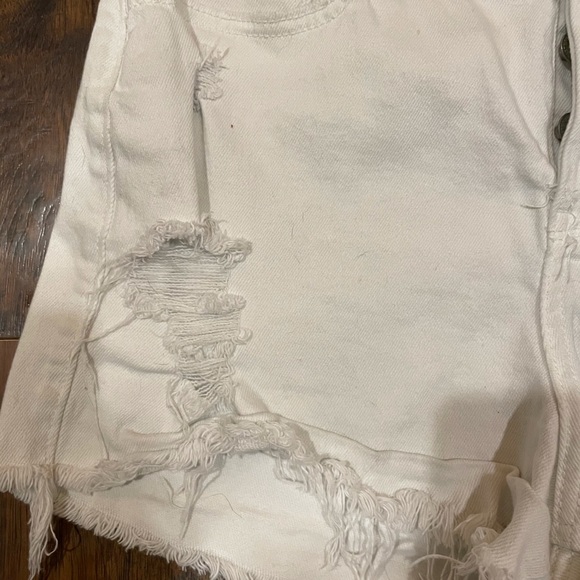 White Hollister distressed high waist shorts - Picture 3 of 5